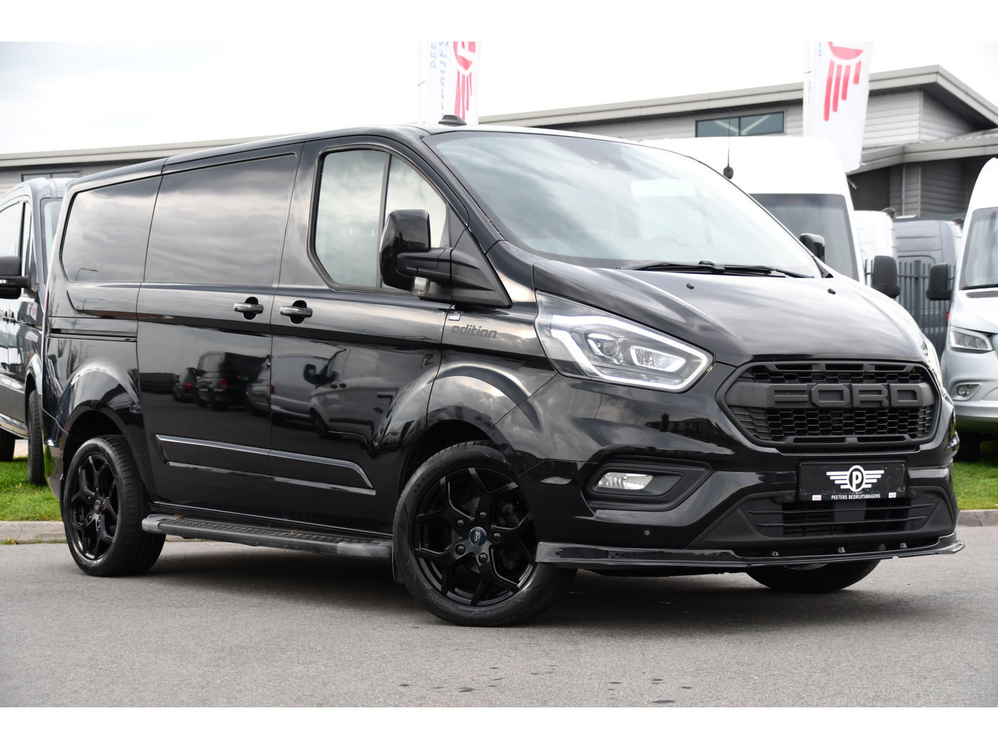 Ford Transit Custom 280 2.0 TDCI L1H1 Black Edition Camera, Cruise, Carplay, 170pk, Automaat, Stoelverwarming, Trekhaak, Multimedia, Xenon, Uniek!