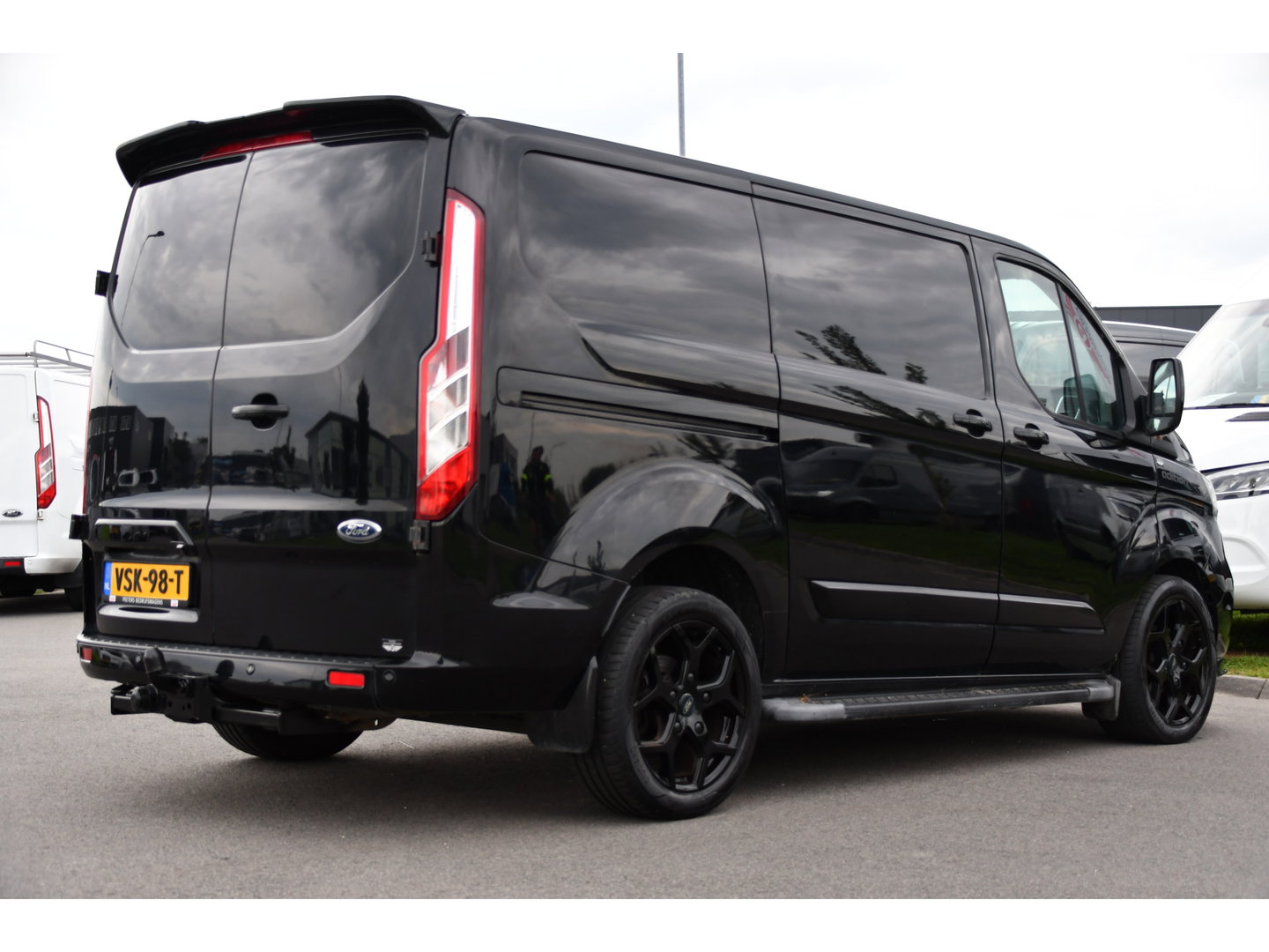 Ford Transit Custom 280 2.0 TDCI L1H1 Black Edition Camera, Cruise, Carplay, 170pk, Automaat, Stoelverwarming, Trekhaak, Multimedia, Xenon, Uniek!