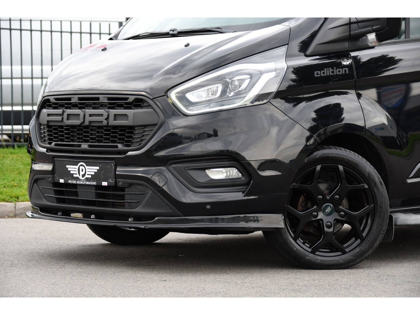 Ford Transit Custom 280 2.0 TDCI L1H1 Black Edition Camera, Cruise, Carplay, 170pk, Automaat, Stoelverwarming, Trekhaak, Multimedia, Xenon, Uniek!