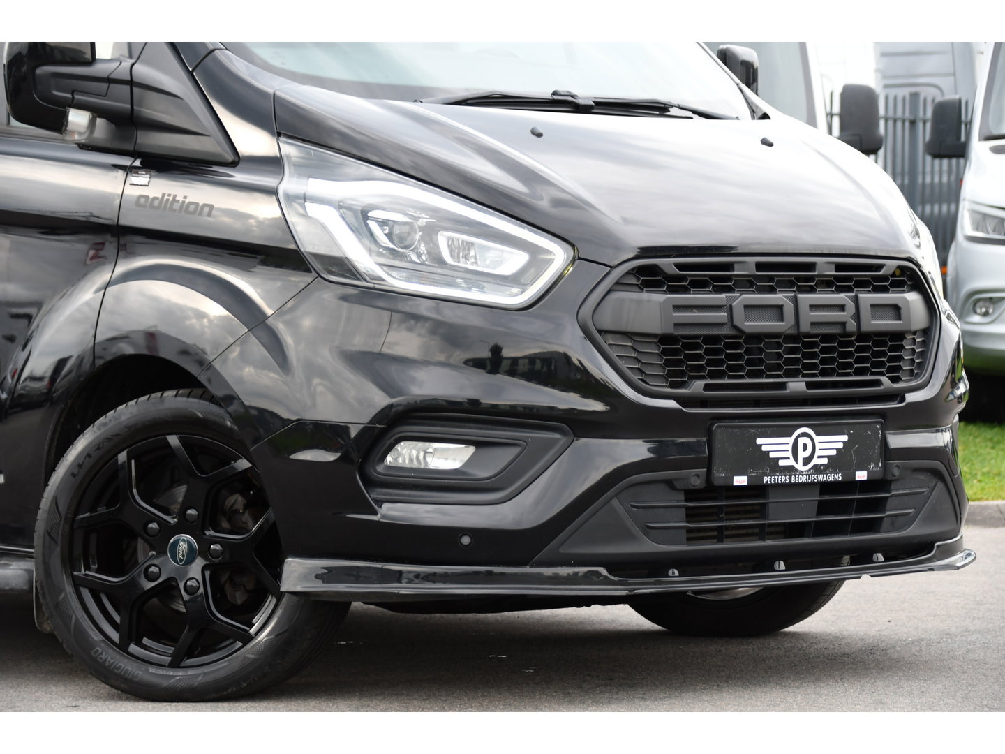 Ford Transit Custom 280 2.0 TDCI L1H1 Black Edition Camera, Cruise, Carplay, 170pk, Automaat, Stoelverwarming, Trekhaak, Multimedia, Xenon, Uniek!