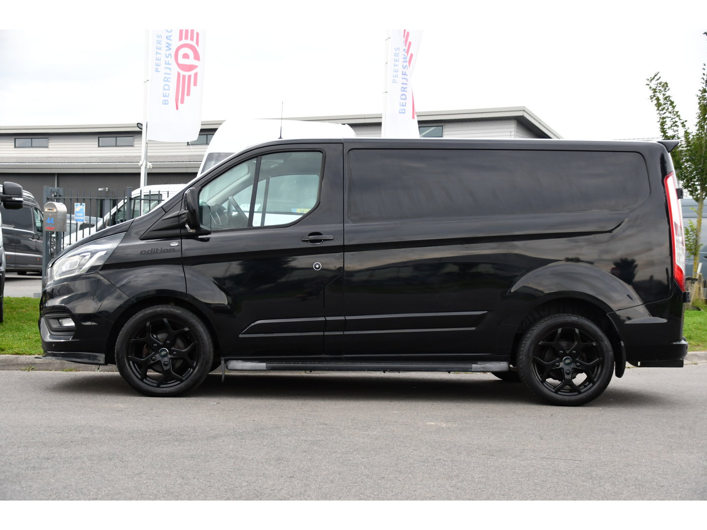 Ford Transit Custom 280 2.0 TDCI L1H1 Black Edition Camera, Cruise, Carplay, 170pk, Automaat, Stoelverwarming, Trekhaak, Multimedia, Xenon, Uniek!