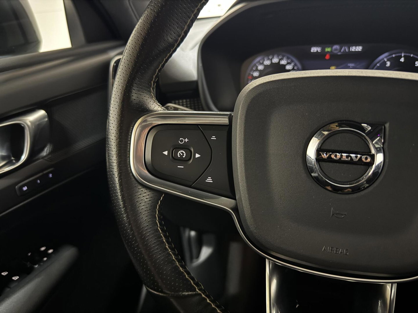 Volvo XC40 2.0 T4 R-Design Pano Leer Autopilot Camera Trekh. NAP