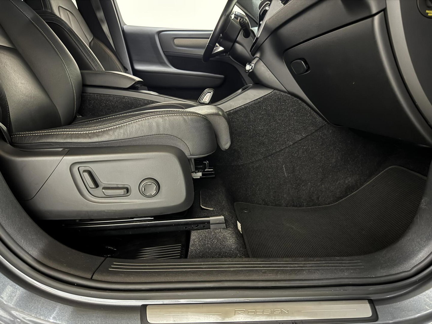 Volvo XC40 2.0 T4 R-Design Pano Leer Autopilot Camera Trekh. NAP