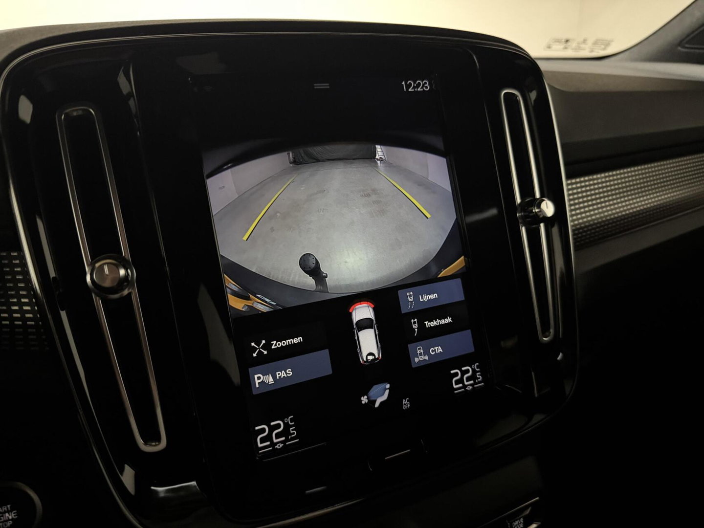 Volvo XC40 2.0 T4 R-Design Pano Leer Autopilot Camera Trekh. NAP