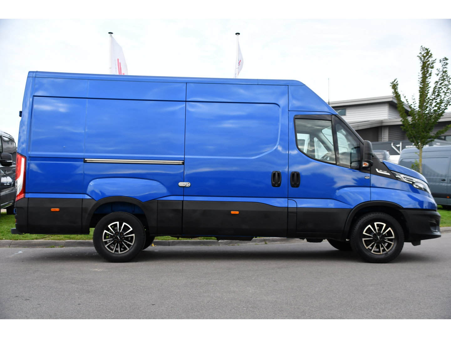Iveco Daily 35C14V 2.3 352 H2 PB Edition Adaptieve Cruise, Camera, LED, Automaat, Clima, 3500kg Trekgewicht, Multimedia, Uniek!