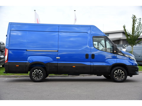 Iveco Daily 35C14V 2.3 352 H2 PB Edition Adaptieve Cruise, Camera, LED, Automaat, Clima, 3500kg Trekgewicht, Multimedia, Uniek!