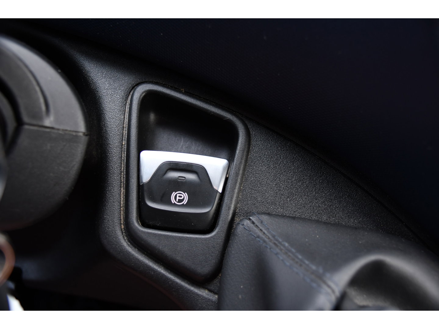 Iveco Daily 35C14V 2.3 352 H2 PB Edition Adaptieve Cruise, Camera, LED, Automaat, Clima, 3500kg Trekgewicht, Multimedia, Uniek!