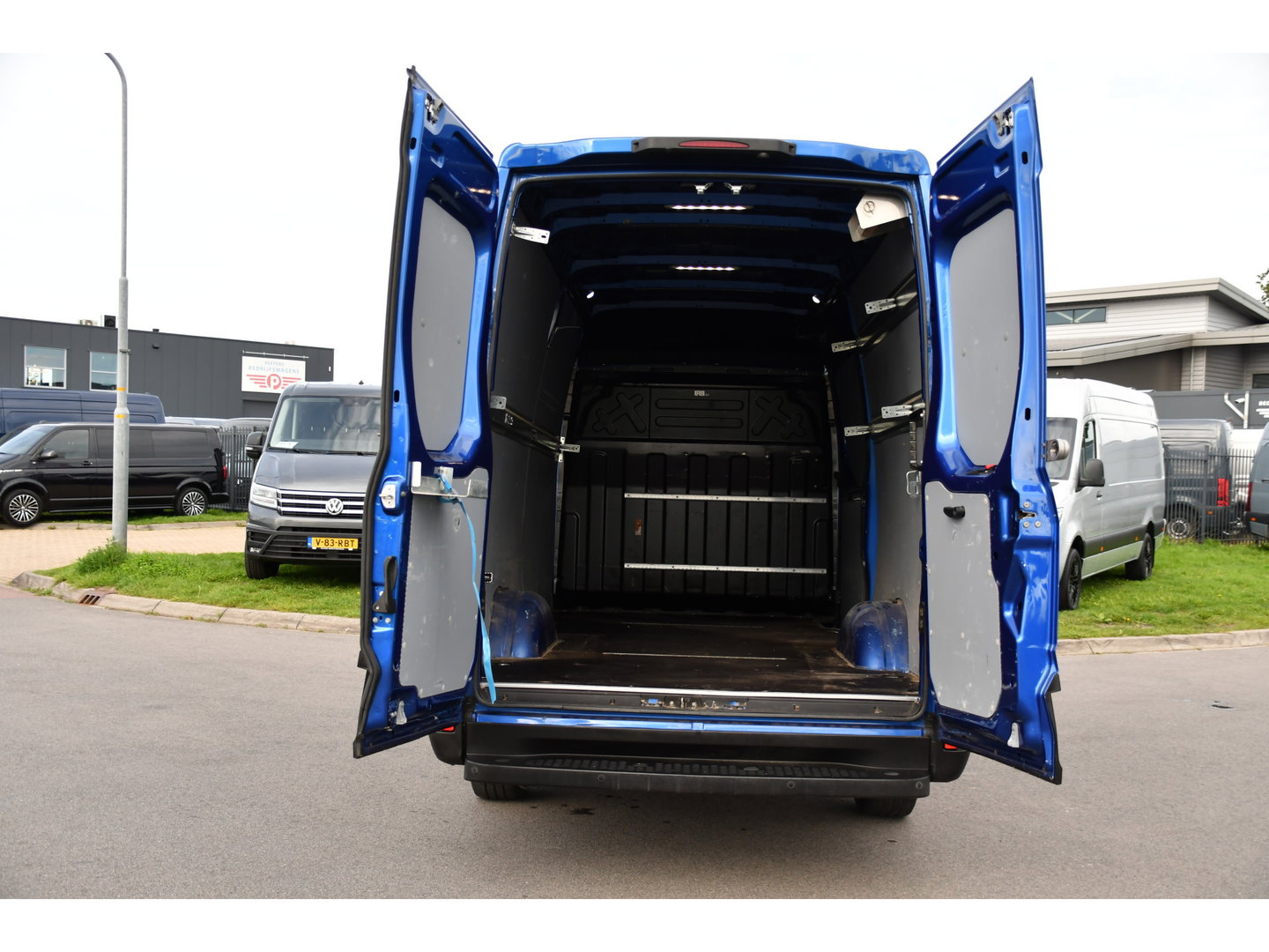 Iveco Daily 35C14V 2.3 352 H2 PB Edition Adaptieve Cruise, Camera, LED, Automaat, Clima, 3500kg Trekgewicht, Multimedia, Uniek!