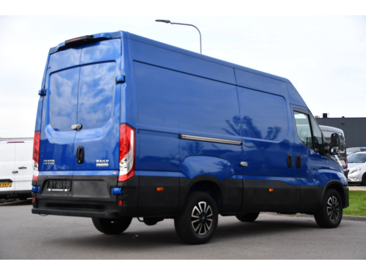 Iveco Daily 35C14V 2.3 352 H2 PB Edition Adaptieve Cruise, Camera, LED, Automaat, Clima, 3500kg Trekgewicht, Multimedia, Uniek!