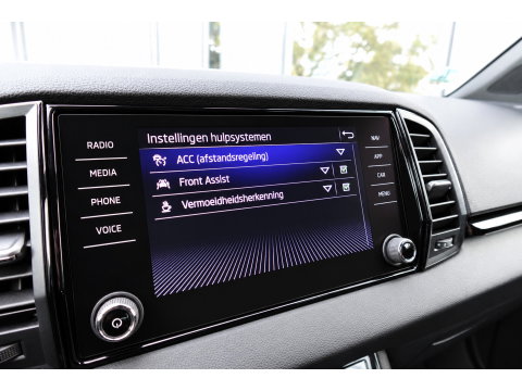 Škoda Karoq 1.5 TSI ACT Sportline Business KEYLESS CAM SFEER