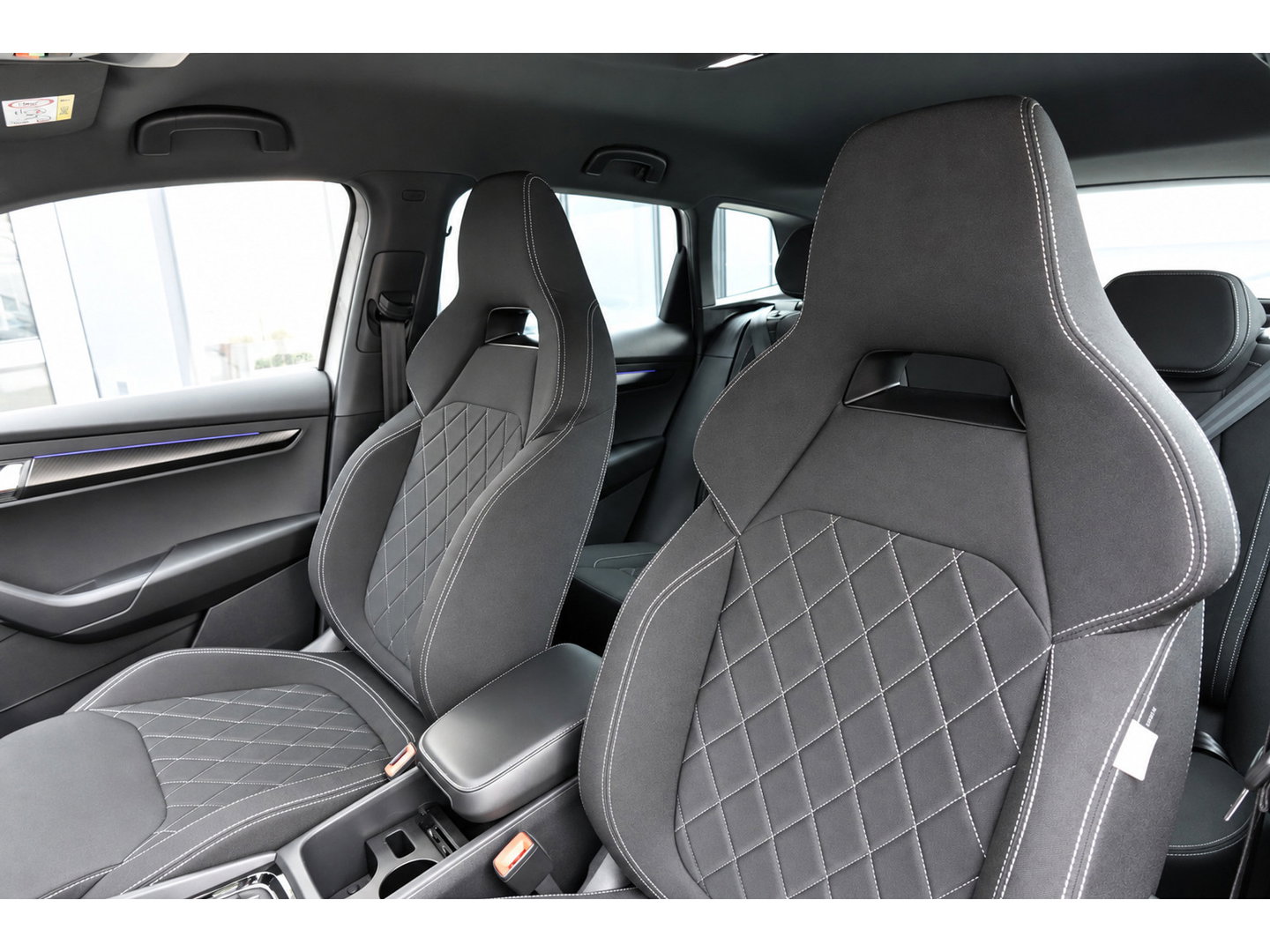 Škoda Karoq 1.5 TSI ACT Sportline Business KEYLESS CAM SFEER