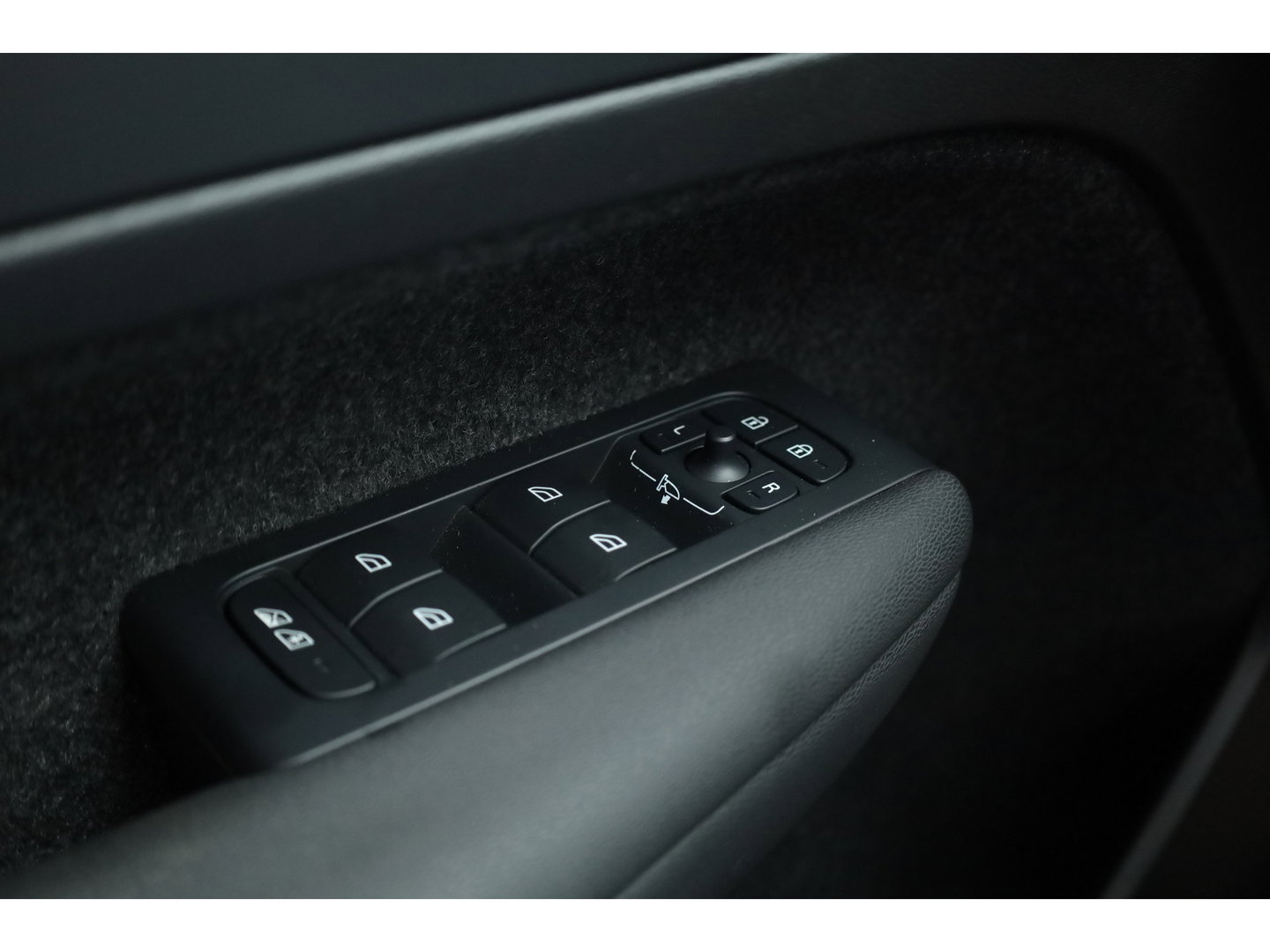 Volvo XC40 Single Motor Extended Range Ultimate 82 kWh | 572km WLTP | SOH 96% | Pano-dak | 360 camera | Elek. vers. stoelen | H&K Audio |