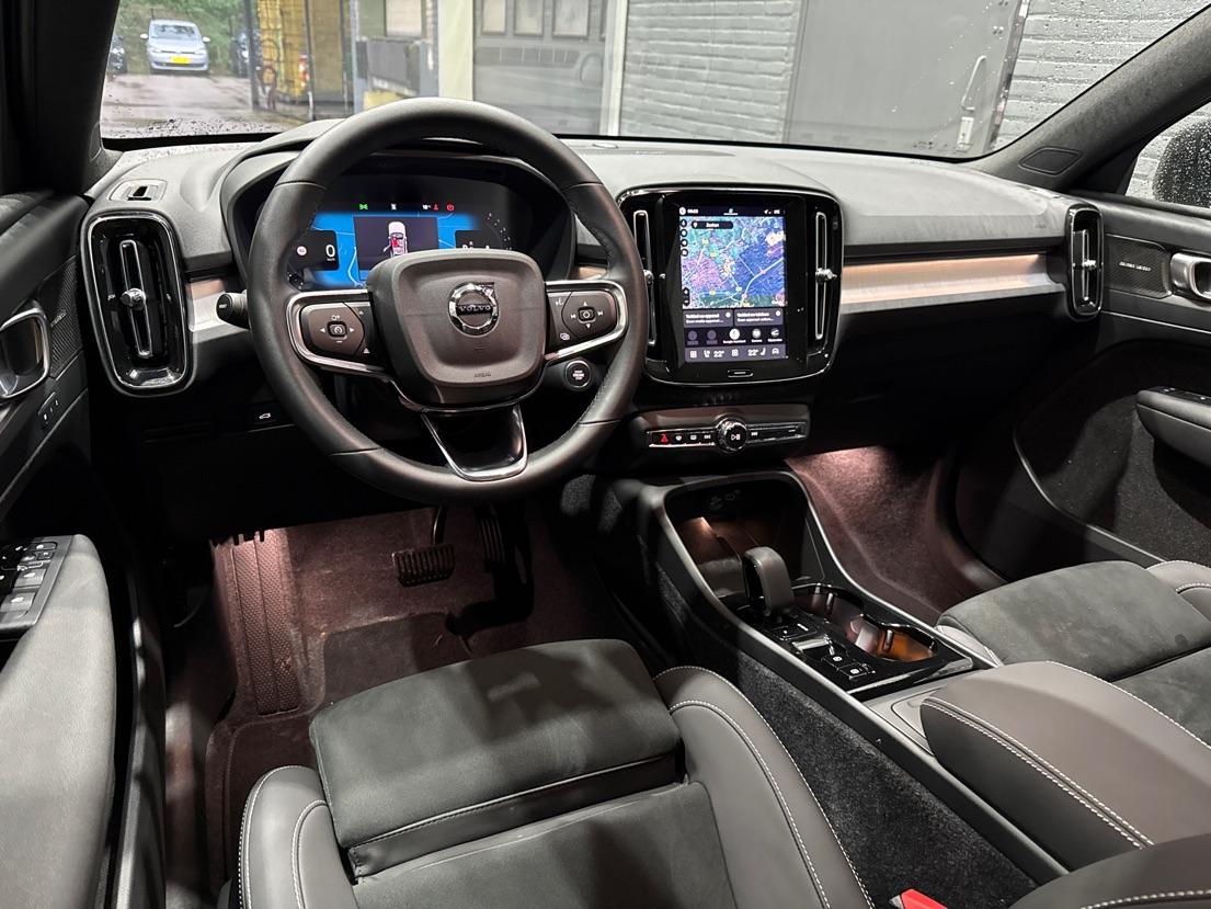Volvo XC40 2.0 B3 Plus Black Edition | Pilot Assist | Harman/Kardon | BLIS | Stoel- stuurverwarming | 20 inch