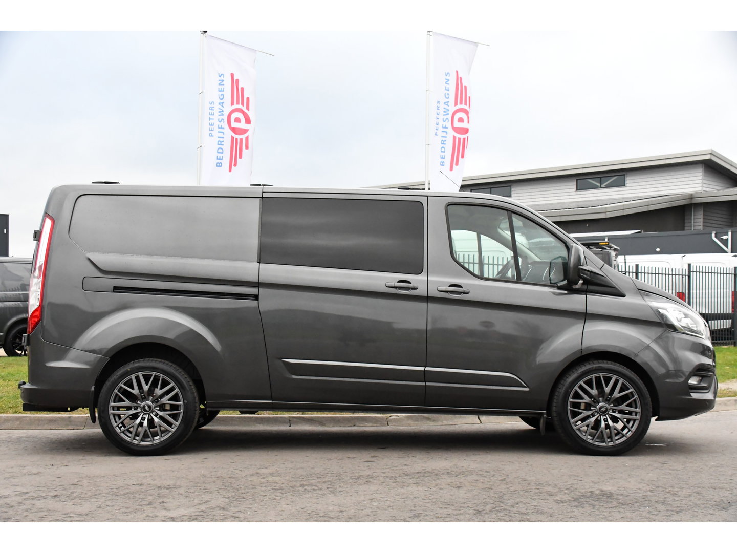 Ford Transit Custom 300 2.0 TDCI L2H1 DC Raptor Edition Limited Camera, Cruise, Carplay, 130pk, Automaat, Sensoren, Multimedia, 2 x Schuifdeur, UNIEK!