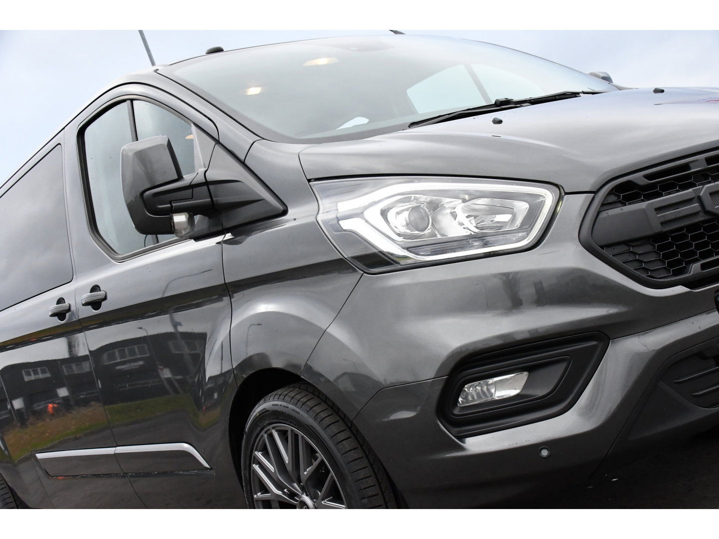 Ford Transit Custom 300 2.0 TDCI L2H1 DC Raptor Edition Limited Camera, Cruise, Carplay, 130pk, Automaat, Sensoren, Multimedia, 2 x Schuifdeur, UNIEK!