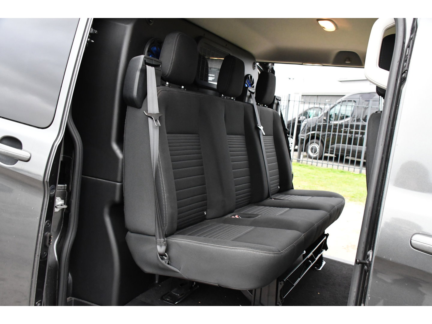 Ford Transit Custom 300 2.0 TDCI L2H1 DC Raptor Edition Limited Camera, Cruise, Carplay, 130pk, Automaat, Sensoren, Multimedia, 2 x Schuifdeur, UNIEK!