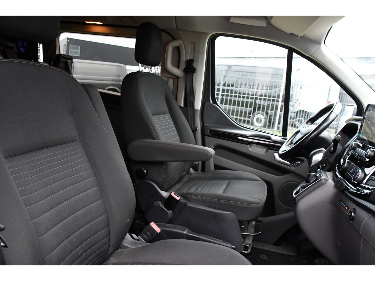 Ford Transit Custom 300 2.0 TDCI L2H1 DC Raptor Edition Limited Camera, Cruise, Carplay, 130pk, Automaat, Sensoren, Multimedia, 2 x Schuifdeur, UNIEK!