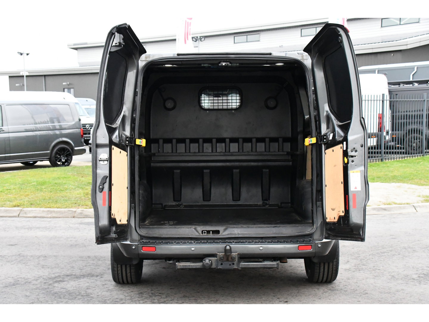 Ford Transit Custom 300 2.0 TDCI L2H1 DC Raptor Edition Limited Camera, Cruise, Carplay, 130pk, Automaat, Sensoren, Multimedia, 2 x Schuifdeur, UNIEK!