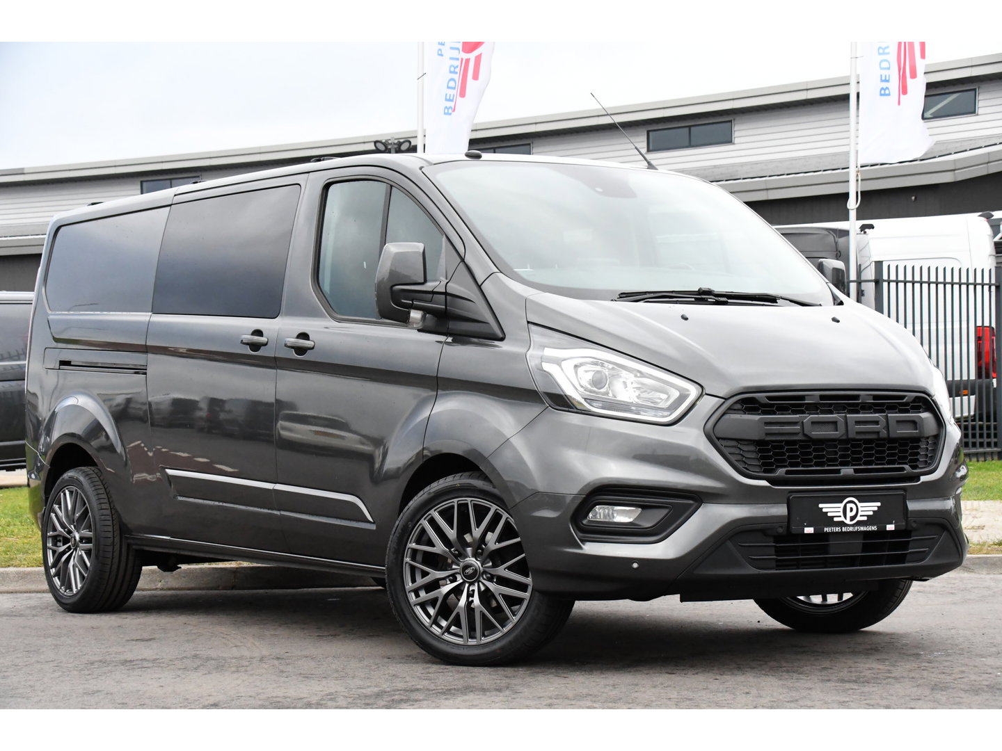Ford Transit Custom 300 2.0 TDCI L2H1 DC Raptor Edition Limited Camera, Cruise, Carplay, 130pk, Automaat, Sensoren, Multimedia, 2 x Schuifdeur, UNIEK!