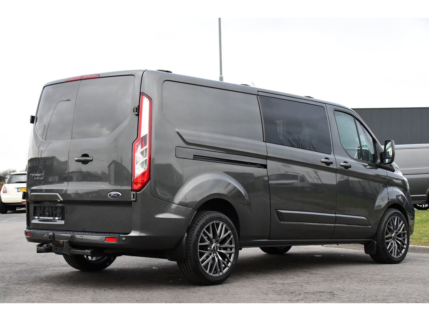 Ford Transit Custom 300 2.0 TDCI L2H1 DC Raptor Edition Limited Camera, Cruise, Carplay, 130pk, Automaat, Sensoren, Multimedia, 2 x Schuifdeur, UNIEK!