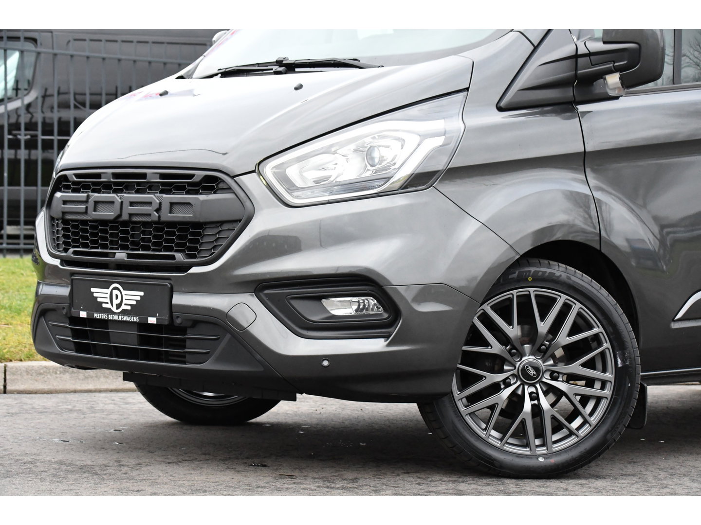Ford Transit Custom 300 2.0 TDCI L2H1 DC Raptor Edition Limited Camera, Cruise, Carplay, 130pk, Automaat, Sensoren, Multimedia, 2 x Schuifdeur, UNIEK!