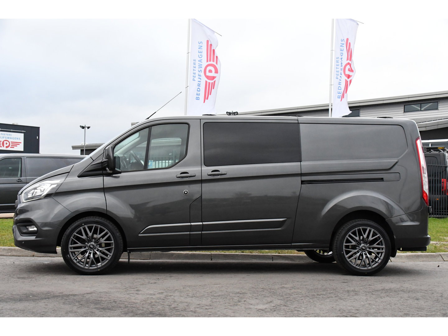 Ford Transit Custom 300 2.0 TDCI L2H1 DC Raptor Edition Limited Camera, Cruise, Carplay, 130pk, Automaat, Sensoren, Multimedia, 2 x Schuifdeur, UNIEK!
