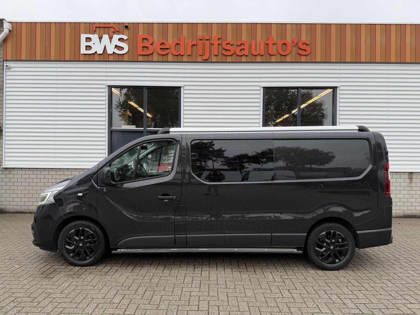 Renault Trafic 2.0 dCi 145pk T29 L2H1 Luxe DC 5 persoons / vaste prijs rijklaar € 17.950 ex btw / lease vanaf € 302 / euro 6 / bpm vrij / zwart metallic / leer / airco / cruise / navi / camera !