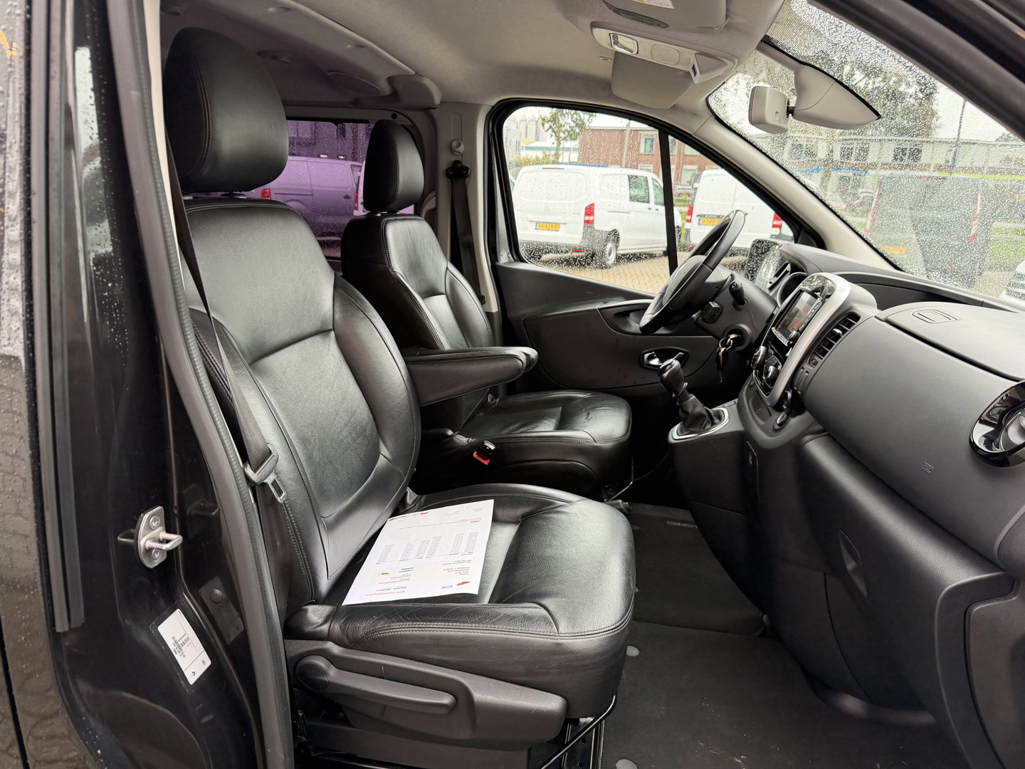 Renault Trafic 2.0 dCi 145pk T29 L2H1 Luxe DC 5 persoons / vaste prijs rijklaar € 17.950 ex btw / lease vanaf € 302 / euro 6 / bpm vrij / zwart metallic / leer / airco / cruise / navi / camera !