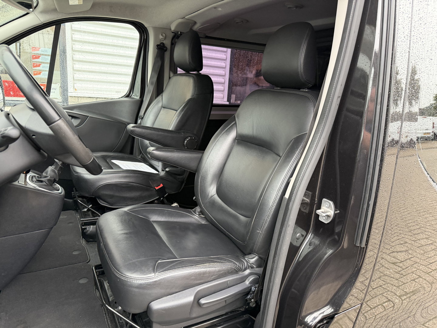 Renault Trafic 2.0 dCi 145pk T29 L2H1 Luxe DC 5 persoons / vaste prijs rijklaar € 17.950 ex btw / lease vanaf € 302 / euro 6 / bpm vrij / zwart metallic / leer / airco / cruise / navi / camera !