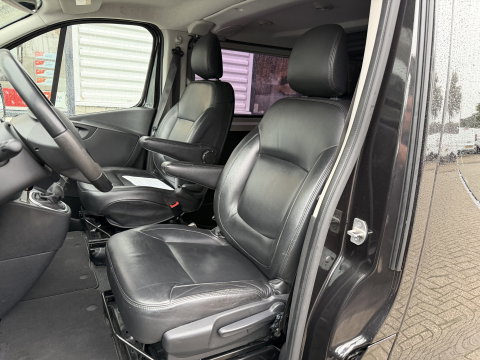 Renault Trafic 2.0 dCi 145pk T29 L2H1 Luxe DC 5 persoons / vaste prijs rijklaar € 17.950 ex btw / lease vanaf € 302 / euro 6 / bpm vrij / zwart metallic / leer / airco / cruise / navi / camera !