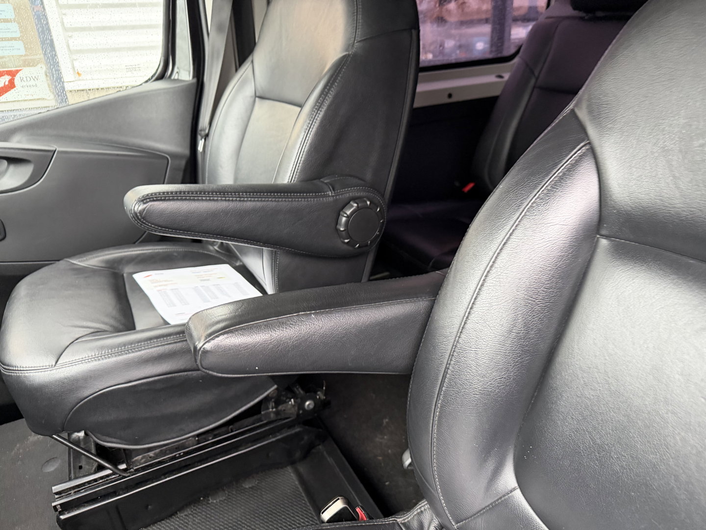 Renault Trafic 2.0 dCi 145pk T29 L2H1 Luxe DC 5 persoons / vaste prijs rijklaar € 17.950 ex btw / lease vanaf € 302 / euro 6 / bpm vrij / zwart metallic / leer / airco / cruise / navi / camera !