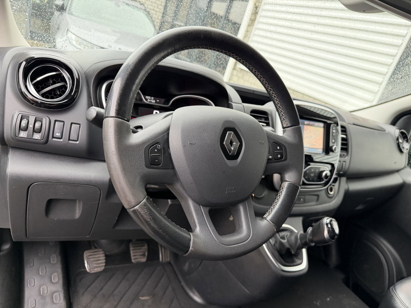 Renault Trafic 2.0 dCi 145pk T29 L2H1 Luxe DC 5 persoons / vaste prijs rijklaar € 17.950 ex btw / lease vanaf € 302 / euro 6 / bpm vrij / zwart metallic / leer / airco / cruise / navi / camera !