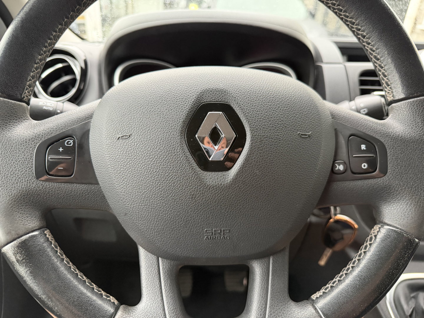 Renault Trafic 2.0 dCi 145pk T29 L2H1 Luxe DC 5 persoons / vaste prijs rijklaar € 17.950 ex btw / lease vanaf € 302 / euro 6 / bpm vrij / zwart metallic / leer / airco / cruise / navi / camera !