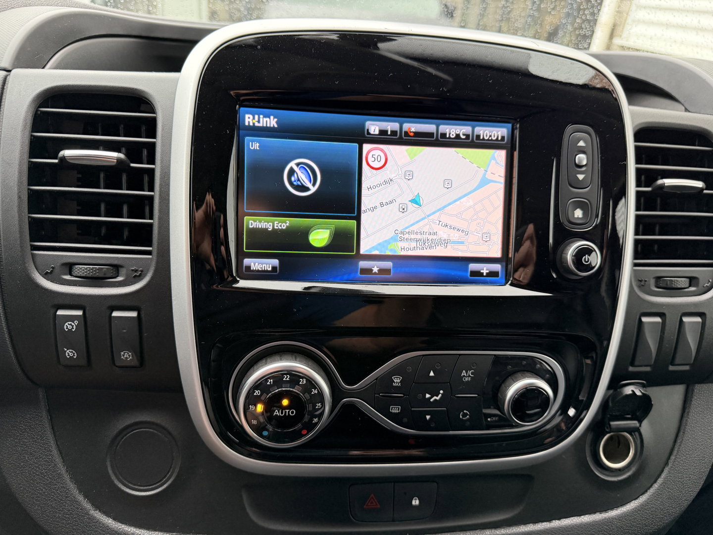 Renault Trafic 2.0 dCi 145pk T29 L2H1 Luxe DC 5 persoons / vaste prijs rijklaar € 17.950 ex btw / lease vanaf € 302 / euro 6 / bpm vrij / zwart metallic / leer / airco / cruise / navi / camera !