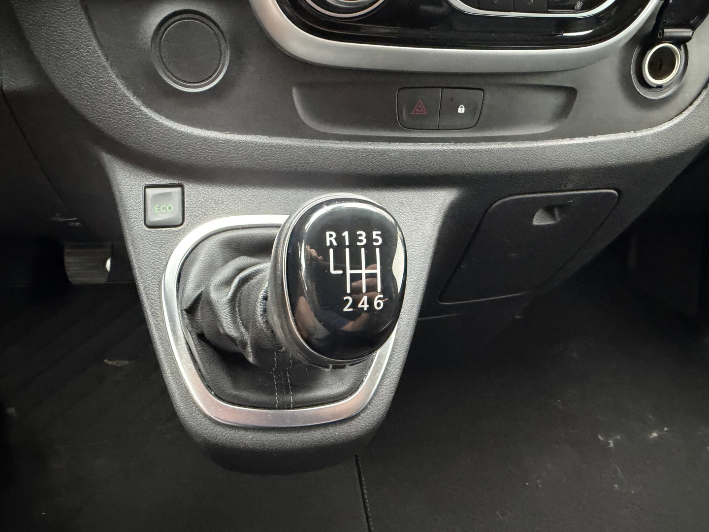 Renault Trafic 2.0 dCi 145pk T29 L2H1 Luxe DC 5 persoons / vaste prijs rijklaar € 17.950 ex btw / lease vanaf € 302 / euro 6 / bpm vrij / zwart metallic / leer / airco / cruise / navi / camera !