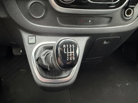 Renault Trafic 2.0 dCi 145pk T29 L2H1 Luxe DC 5 persoons / vaste prijs rijklaar € 17.950 ex btw / lease vanaf € 302 / euro 6 / bpm vrij / zwart metallic / leer / airco / cruise / navi / camera !