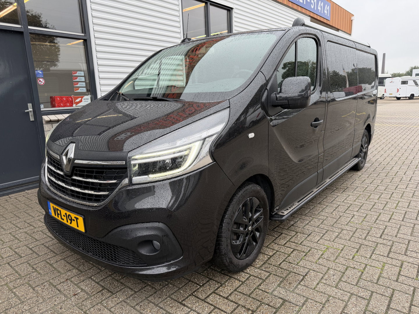 Renault Trafic 2.0 dCi 145pk T29 L2H1 Luxe DC 5 persoons / vaste prijs rijklaar € 17.950 ex btw / lease vanaf € 302 / euro 6 / bpm vrij / zwart metallic / leer / airco / cruise / navi / camera !
