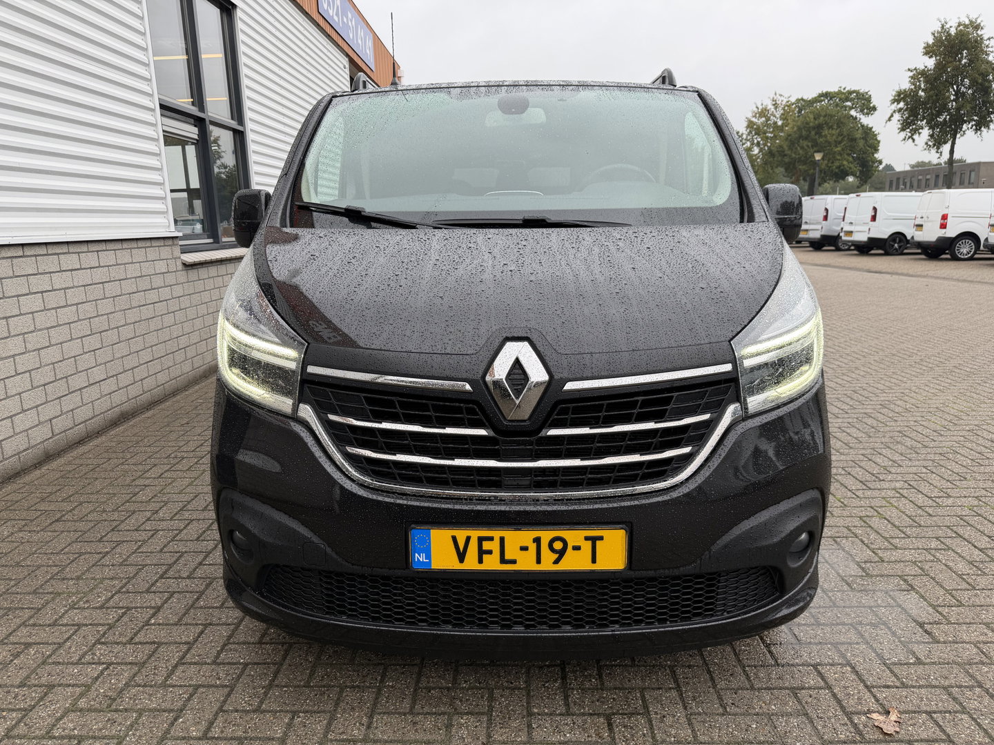 Renault Trafic 2.0 dCi 145pk T29 L2H1 Luxe DC 5 persoons / vaste prijs rijklaar € 17.950 ex btw / lease vanaf € 302 / euro 6 / bpm vrij / zwart metallic / leer / airco / cruise / navi / camera !
