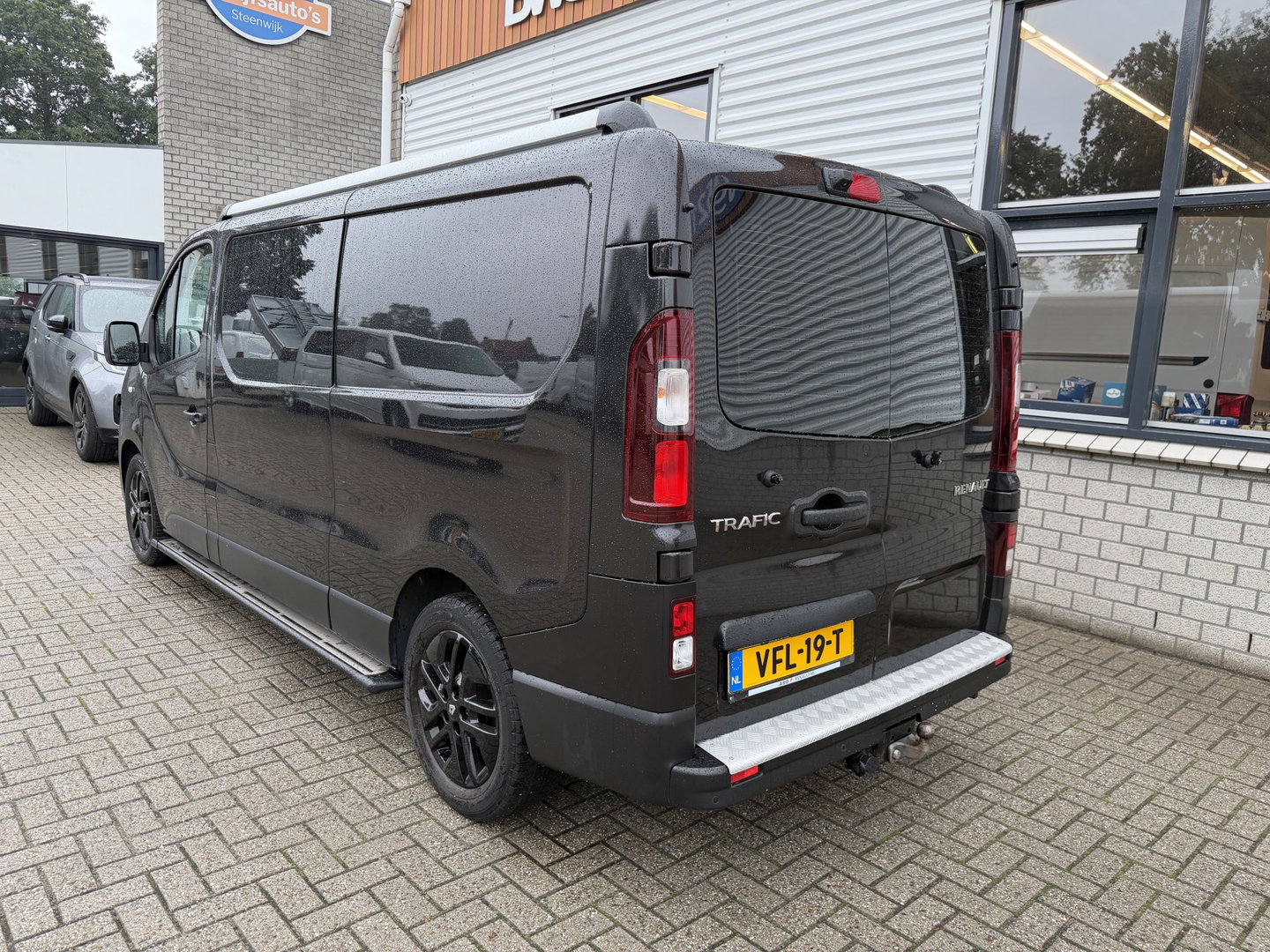 Renault Trafic 2.0 dCi 145pk T29 L2H1 Luxe DC 5 persoons / vaste prijs rijklaar € 17.950 ex btw / lease vanaf € 302 / euro 6 / bpm vrij / zwart metallic / leer / airco / cruise / navi / camera !