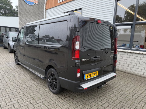 Renault Trafic 2.0 dCi 145pk T29 L2H1 Luxe DC 5 persoons / vaste prijs rijklaar € 17.950 ex btw / lease vanaf € 302 / euro 6 / bpm vrij / zwart metallic / leer / airco / cruise / navi / camera !