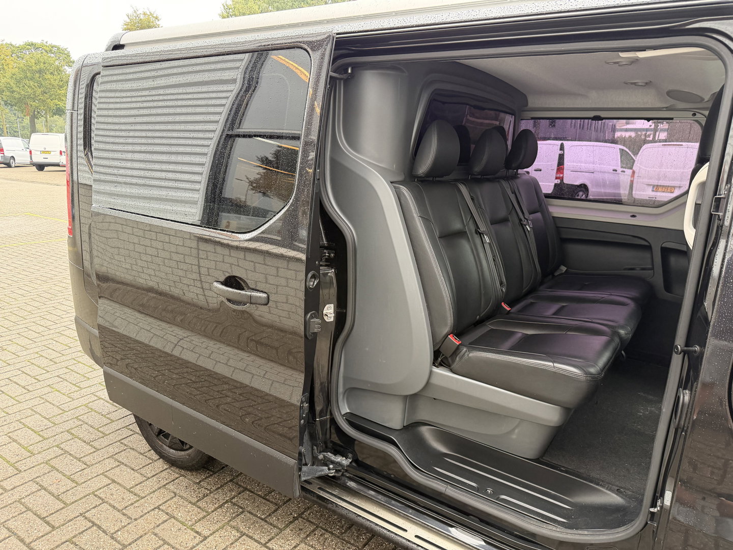 Renault Trafic 2.0 dCi 145pk T29 L2H1 Luxe DC 5 persoons / vaste prijs rijklaar € 17.950 ex btw / lease vanaf € 302 / euro 6 / bpm vrij / zwart metallic / leer / airco / cruise / navi / camera !