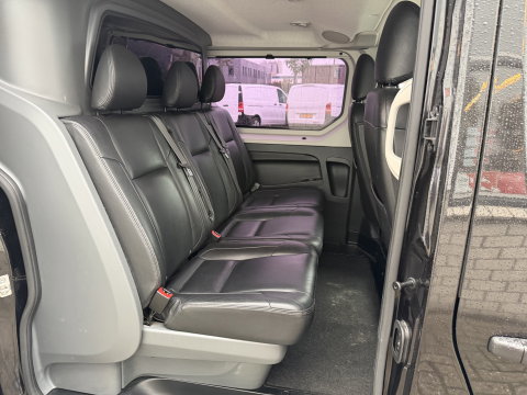 Renault Trafic 2.0 dCi 145pk T29 L2H1 Luxe DC 5 persoons / vaste prijs rijklaar € 17.950 ex btw / lease vanaf € 302 / euro 6 / bpm vrij / zwart metallic / leer / airco / cruise / navi / camera !