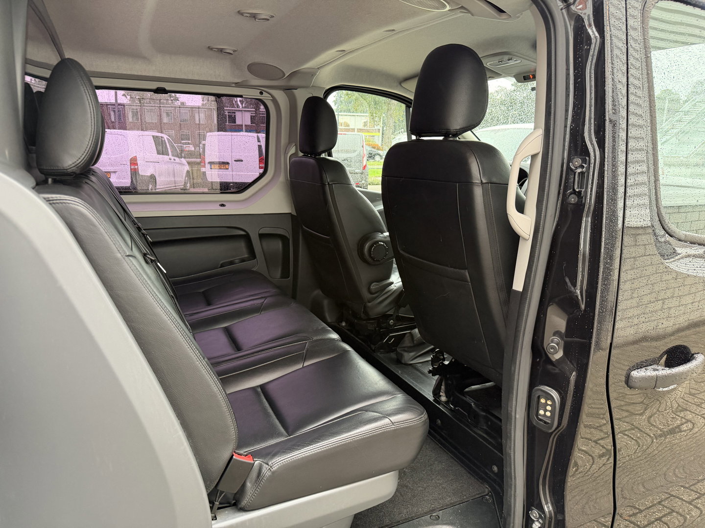 Renault Trafic 2.0 dCi 145pk T29 L2H1 Luxe DC 5 persoons / vaste prijs rijklaar € 17.950 ex btw / lease vanaf € 302 / euro 6 / bpm vrij / zwart metallic / leer / airco / cruise / navi / camera !