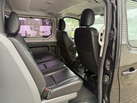 Renault Trafic 2.0 dCi 145pk T29 L2H1 Luxe DC 5 persoons / vaste prijs rijklaar € 17.950 ex btw / lease vanaf € 302 / euro 6 / bpm vrij / zwart metallic / leer / airco / cruise / navi / camera !