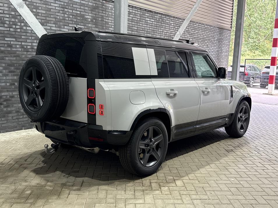 Land Rover Defender 110 P300e X-Dynamic SE | Luchtvering | ClearSight | Black Pack | Panoramadak | Trekhaak | 360° Camera | Koelbox | ACC