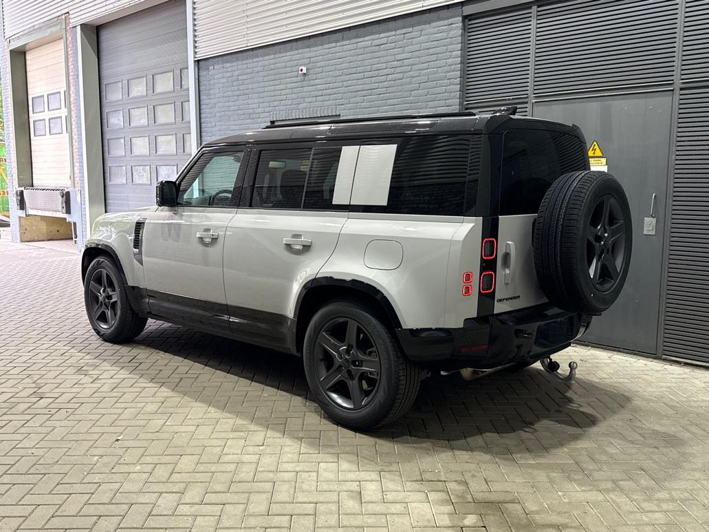 Land Rover Defender 110 P300e X-Dynamic SE | Luchtvering | ClearSight | Black Pack | Panoramadak | Trekhaak | 360° Camera | Koelbox | ACC