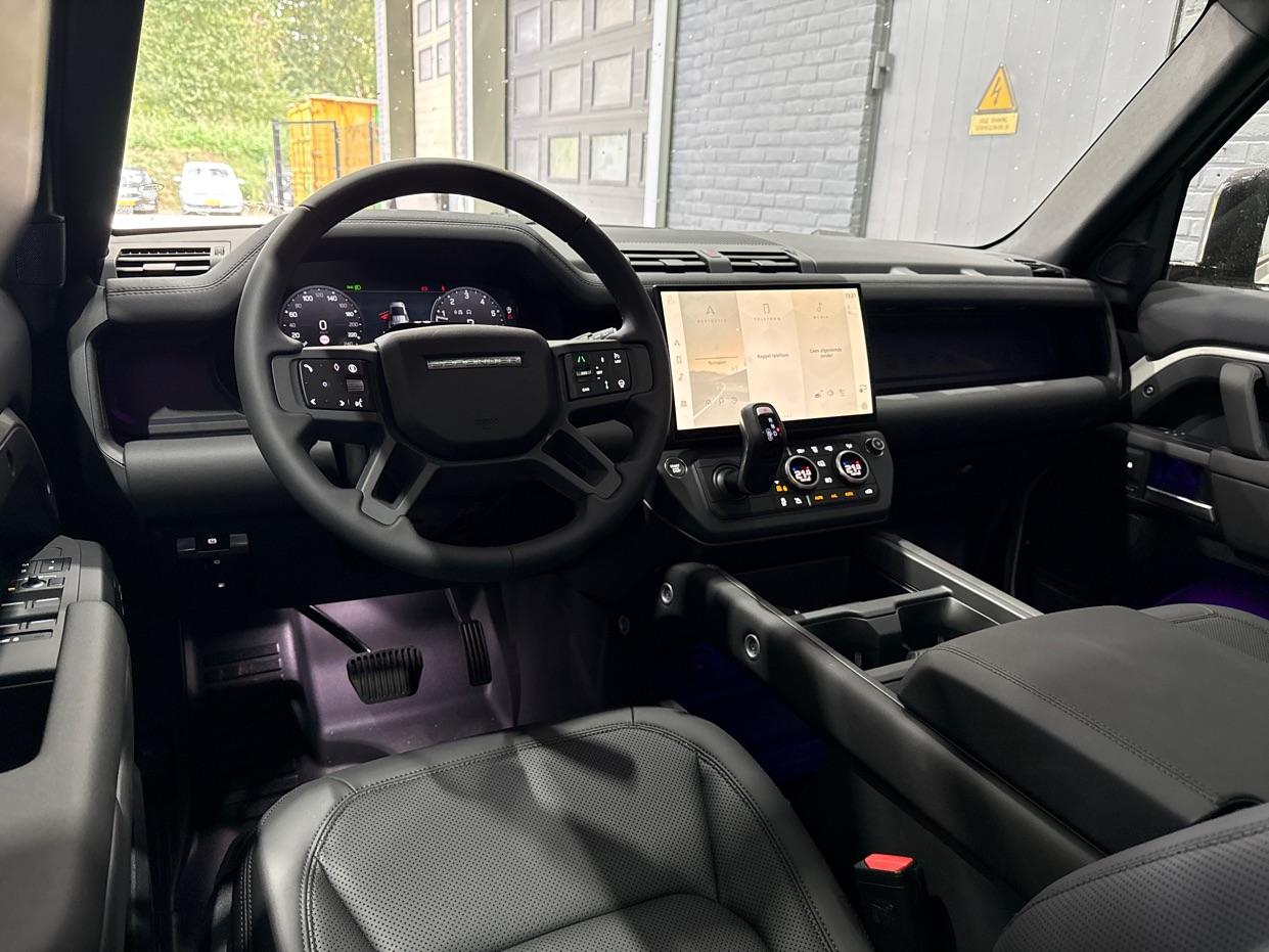 Land Rover Defender 110 P300e X-Dynamic SE | Luchtvering | ClearSight | Black Pack | Panoramadak | Trekhaak | 360° Camera | Koelbox | ACC
