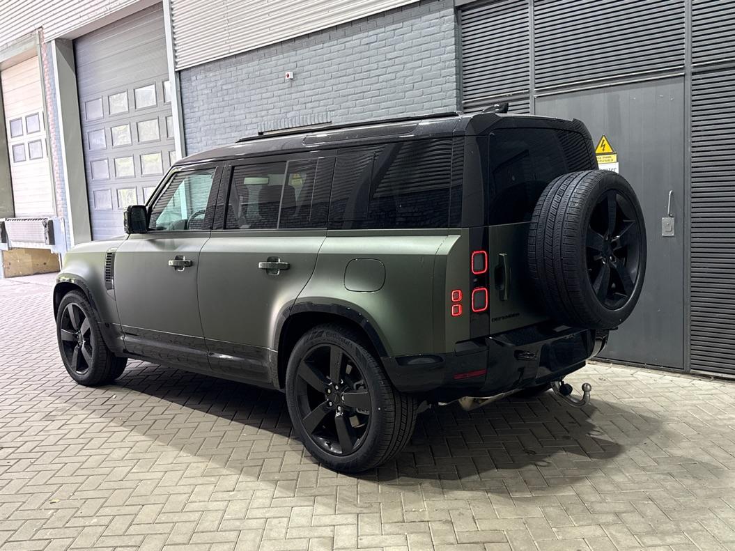 Land Rover Defender 110 P300e X-Dynamic HSE | SATIN | Luchtvering | Panoramadak | Trekhaak | 360° Camera | Meridian Surround | Stoelventilatie | 22 Inch