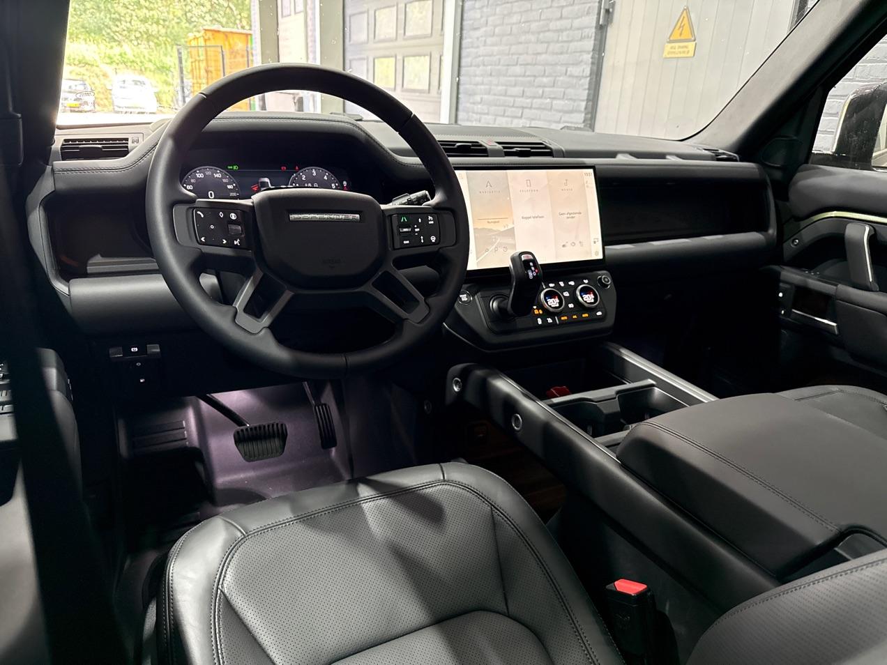 Land Rover Defender 110 P300e X-Dynamic HSE | SATIN | Luchtvering | Panoramadak | Trekhaak | 360° Camera | Meridian Surround | Stoelventilatie | 22 Inch
