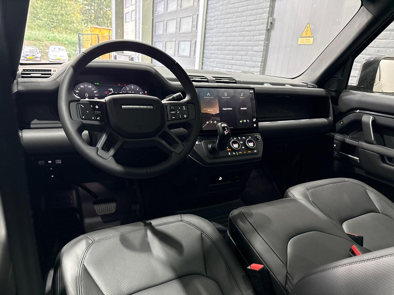 Land Rover Defender 2.0 P300e 110 X-Dynamic HSE | 6-Persoons | Meridian Surround | ClearSight | Panoramadak | Trekhaak | Stoelventilatie